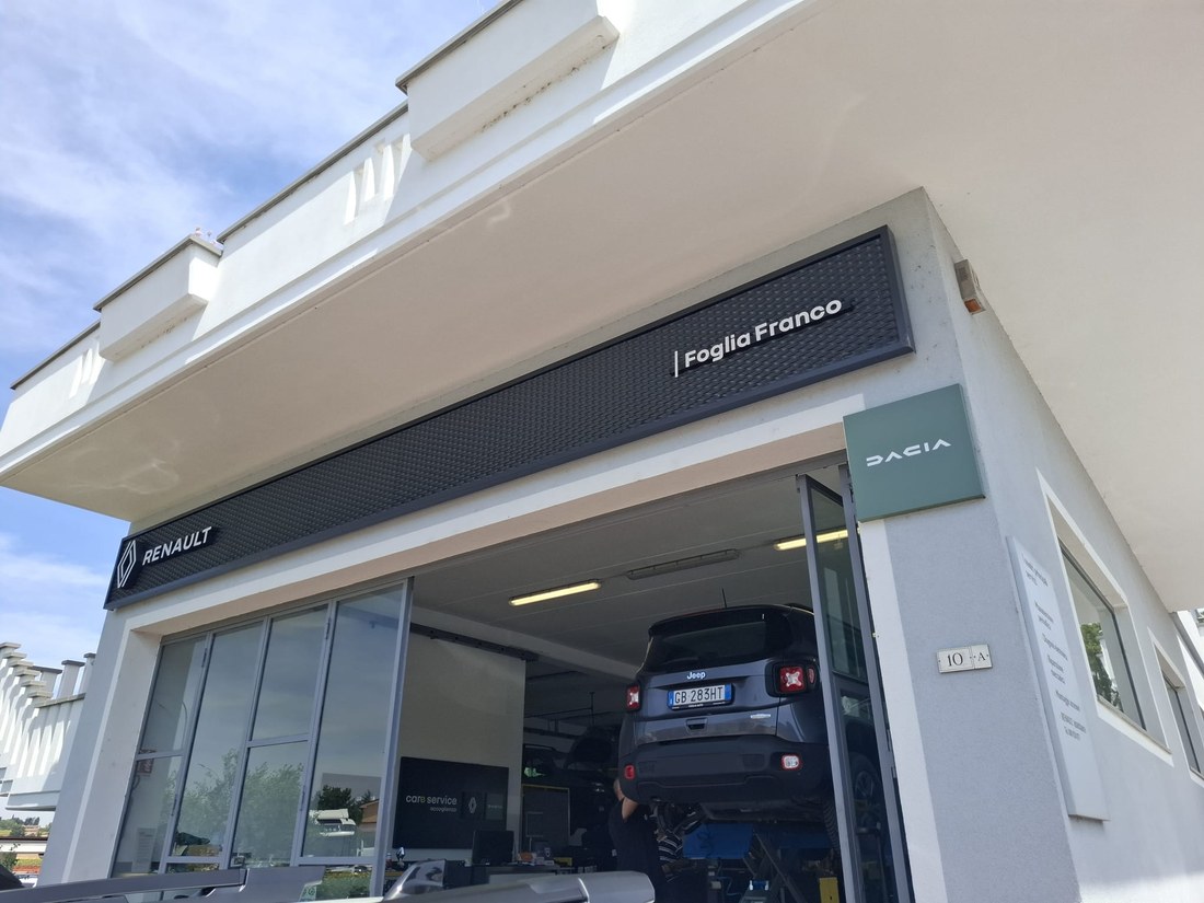 Ingresso dell'officina Foglia Auto a Macerata con vettura sul ponte sollevatore