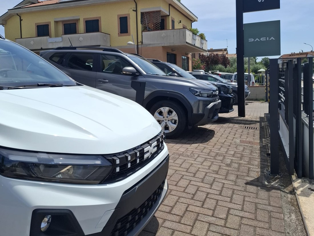 Vetture in attesa di assistenza nel piazzale dell'officina a Macerata